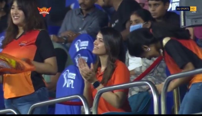 IPL 2021: Kaviya Maran cheers when Rashid Khan Rashid Khan took the wicket in SRH-KKR match | IPL 2021 : रशिद खानने विकेट घेतला आणि तिने एकच जल्लोष केला, SRH-KKR सामन्यानंतर मिस्ट्री गर्ल चर्चेत 