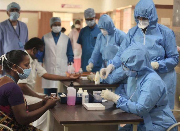 Coronavirus: Coronavirus is spreading rapidly in India, Experts state four reasons | coronavirus: त्यामुळे भारतात वेगाने होतोय कोरोनाचा फैलाव, तज्ज्ञांनी सांगितली ही चार कारणे Coronavirus: Coronavirus is spreading rapidly in India, Experts state four reasons | coronavirus: त्यामुळे भारतात वेगाने होतोय कोरोनाचा फैलाव, तज्ज्ञांनी सांगितली ही चार कारणे