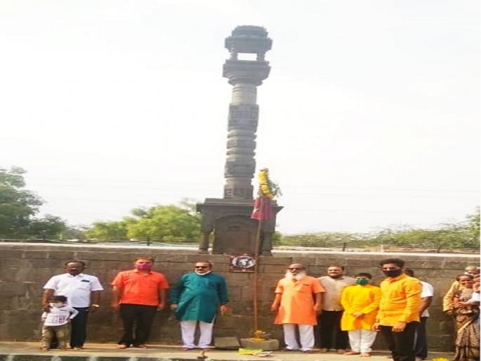 tradition of erecting Gudi on Tirthakhamba | तीर्थखांबावर गुढी उभारून जोपासली परंपरा