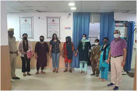 three women arrested for extorting money from Senior citizen | पैसे उकळण्यासाठी ज्येष्ठ नागरिकावर केला जबरदस्तीचा आरोप, तीन महिला अटकेत three women arrested for extorting money from Senior citizen | पैसे उकळण्यासाठी ज्येष्ठ नागरिकावर केला जबरदस्तीचा आरोप, तीन महिला अटकेत