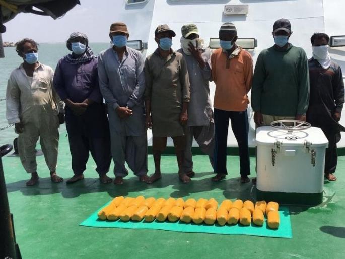 Major action of anti-terrorism squad and indian coast guard! Boat seized along with 8 Pakistani nationals, 30 kg of heroin also seized | मोठी कारवाई! 8 पाकिस्तानी नागरिकांसह बोट पकडली, 30 किलो हेरोईनही जप्त