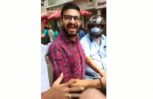 Video: Abuse of traffic police in Mulund; Action against shopkeepers who use vulgar language | Video : मुलुंडमध्ये वाहतूक पोलिसांना शिविगाळ; अर्वाच्च भाषा वापरणाऱ्या दुकानदाराविरोधात कारवाई Video: Abuse of traffic police in Mulund; Action against shopkeepers who use vulgar language | Video : मुलुंडमध्ये वाहतूक पोलिसांना शिविगाळ; अर्वाच्च भाषा वापरणाऱ्या दुकानदाराविरोधात कारवाई