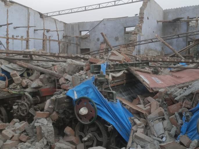 Loom factory collapses; Three workers were killed and three others were injured in the accident | धोकादायक यंत्रमाग कारखान्याची भिंत कोसळली; ढिगाऱ्याखाली दबून ३ मजुरांचा मृत्यू तर ३ जण जखमी Loom factory collapses; Three workers were killed and three others were injured in the accident | धोकादायक यंत्रमाग कारखान्याची भिंत कोसळली; ढिगाऱ्याखाली दबून ३ मजुरांचा मृत्यू तर ३ जण जखमी