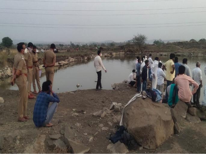Swimming leads death ; Three children drown in Beed mine | पोहणे बेतले जीवावर; बीडमध्ये खदाणीत बुडून तीन मुलांचा मृत्यू Swimming leads death ; Three children drown in Beed mine | पोहणे बेतले जीवावर; बीडमध्ये खदाणीत बुडून तीन मुलांचा मृत्यू