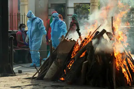 coronavirus: 23 death body burnt at the same time, so many bodies that the ground fell less, a horrible picture in Osmanabad | coronavirus: एकाच वेळी पेटल्या २३ चिता, मृतदेह एवढे की जमीन पडली कमी, मृत्यूचे भयावह चित्र coronavirus: 23 death body burnt at the same time, so many bodies that the ground fell less, a horrible picture in Osmanabad | coronavirus: एकाच वेळी पेटल्या २३ चिता, मृतदेह एवढे की जमीन पडली कमी, मृत्यूचे भयावह चित्र