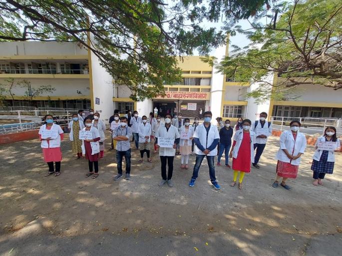 Increase the number of doctors for patient care; Notable agitation of resident doctors in Ambajogai | रुग्णसेवेसाठी डॉक्टरांची संख्या वाढवा; अंबाजोगाईत निवासी डॉक्टरांचे लक्षवेधी आंदोलन Increase the number of doctors for patient care; Notable agitation of resident doctors in Ambajogai | रुग्णसेवेसाठी डॉक्टरांची संख्या वाढवा; अंबाजोगाईत निवासी डॉक्टरांचे लक्षवेधी आंदोलन