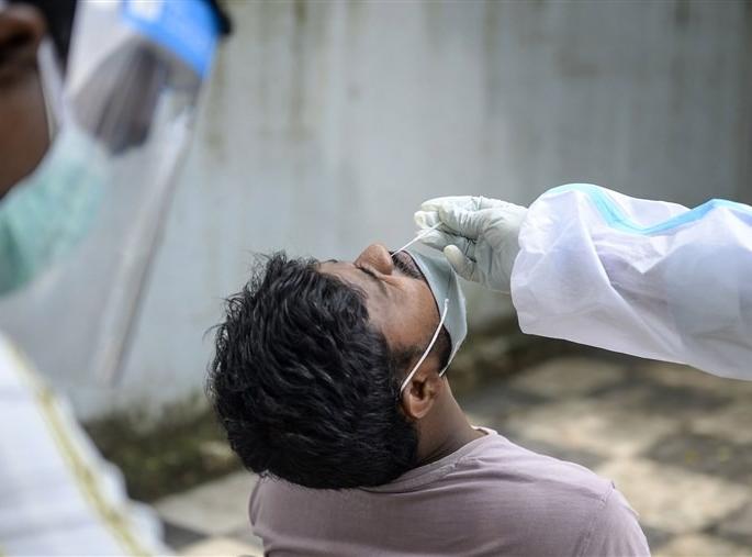 coronavirus: Two more symptoms of coronavirus have been reported in more than half of the patients | coronavirus: कोरोनाची अजून दोन लक्षणे आली समोर, अर्ध्याहून अधिक रुग्णांमध्ये पाहिली गेली ही लक्षणे coronavirus: Two more symptoms of coronavirus have been reported in more than half of the patients | coronavirus: कोरोनाची अजून दोन लक्षणे आली समोर, अर्ध्याहून अधिक रुग्णांमध्ये पाहिली गेली ही लक्षणे