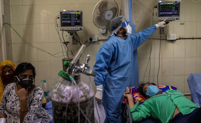 coronavirus: Shortage of oxygen cylinder in hospital; superintendent says, free me | coronavirus: रुग्णालयात ऑक्सिजन सिलेंडरसाठी हाहाकार; सुप्रिटेंडेट डॉक्टर म्हणाले, "मला कार्यमुक्त करा" coronavirus: Shortage of oxygen cylinder in hospital; superintendent says, free me | coronavirus: रुग्णालयात ऑक्सिजन सिलेंडरसाठी हाहाकार; सुप्रिटेंडेट डॉक्टर म्हणाले, "मला कार्यमुक्त करा"