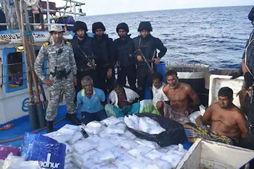 Major Indian Navy action; Drugs worth Rs 3,000 crore seized | भारतीय नौसेनेची मोठी कारवाई; ३ हजार कोटींचे ड्रग्ज केले जप्त Major Indian Navy action; Drugs worth Rs 3,000 crore seized | भारतीय नौसेनेची मोठी कारवाई; ३ हजार कोटींचे ड्रग्ज केले जप्त