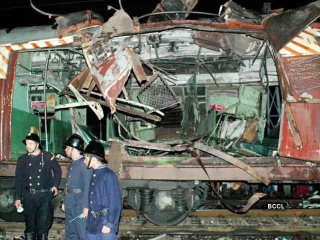 After the bomb blast, the case of phone and terrorist Kamal is over | बॉम्बस्फोटानंतर केला जावयाला फोन अन् दहशतवादी कमालचा किस्सा खतम After the bomb blast, the case of phone and terrorist Kamal is over | बॉम्बस्फोटानंतर केला जावयाला फोन अन् दहशतवादी कमालचा किस्सा खतम