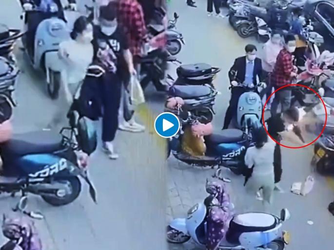 Viral video of man mobile phone catching fire when he was walking with his wife | Phone fire : पत्नीसह रस्त्यावर चालत होता; काही कळायच्या आतच मोबाईलला लागली आग, अन् मग