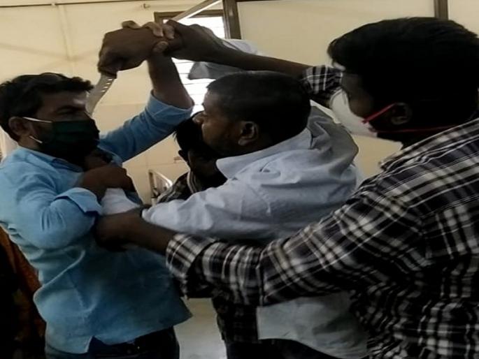 Shocking! A relative of a patient in Covid ward attacks on doctor by knife | धक्कादायक ! कोविड वार्डातील रुग्णाच्या नातेवाईकाचा डॉक्टरवर चाकू हल्ला; व्हिडिओ व्हायरल