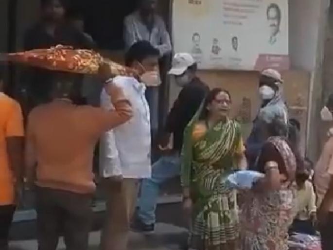 VIDEO : A woman who went to get Shiva bhojan was beaten by the center manager, Video shared by BJP | VIDEO : शिवभोजन घेण्यासाठी गेलेल्या महिलेला केंद्रचालकाकडून मारहाण, व्हिडीओ शेअर करत भाजपाचा आरोप