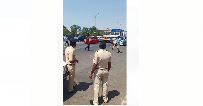 Mumbai-Pune Express Highway not closed but started by traffic police; people confused caused by fake video going viral | मुंबई- पुणे एक्सप्रेस महामार्ग बंद नसून सुरु असल्याचे वाहतूक पोलिसांचे स्पष्टीकरण; फेक व्हिडीओ व्हायरल झाल्याने खळबळ  