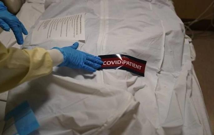 The video of the corpse tied alive in a PPE kit went viral; One claims to be his father | पीपीई किटमध्ये बांधलेला मृतदेह जिवंत असल्याचा व्हिडीओ झाला होता व्हायरल; ते आपले वडील असल्याचा एकाचा दावा The video of the corpse tied alive in a PPE kit went viral; One claims to be his father | पीपीई किटमध्ये बांधलेला मृतदेह जिवंत असल्याचा व्हिडीओ झाला होता व्हायरल; ते आपले वडील असल्याचा एकाचा दावा