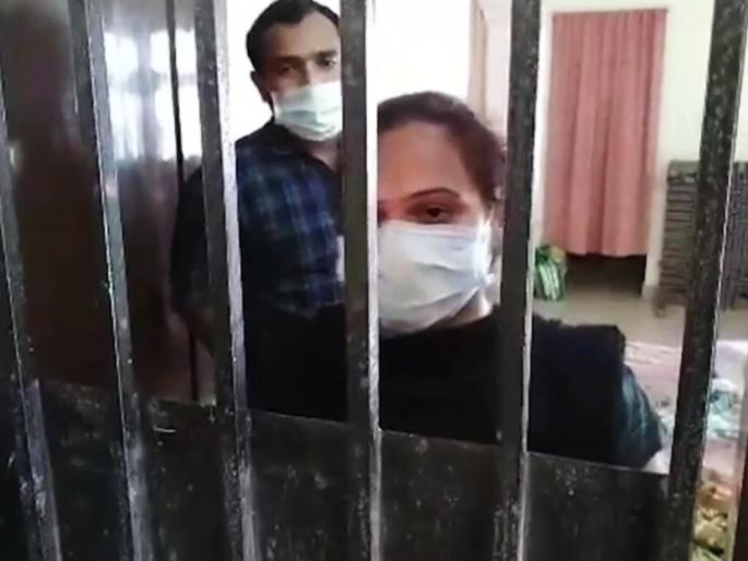 Corona positive man broke quarantine rule raging neighbors locked outside house called police | कोरोना पॉझिटिव्ह माणूस घराबाहेर पडला, रागाच्या भरात शेजाऱ्यांनी संपूर्ण कुटुंबालाच घरात कोंडलं Corona positive man broke quarantine rule raging neighbors locked outside house called police | कोरोना पॉझिटिव्ह माणूस घराबाहेर पडला, रागाच्या भरात शेजाऱ्यांनी संपूर्ण कुटुंबालाच घरात कोंडलं