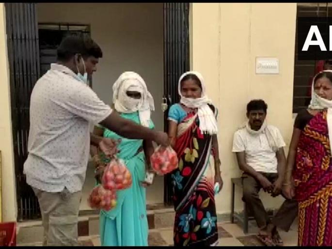 Corona Vaccine chhattisgarh unique offer Tomatoes being offered to people in Bijapur for corona vaccination | Corona Vaccine : भारीच! "कोरोना लस घ्या आणि 2 किलो टोमॅटो मोफत मिळवा"; भन्नाट ऑफरमुळे 'या' ठिकाणी भल्या मोठ्या रांगा