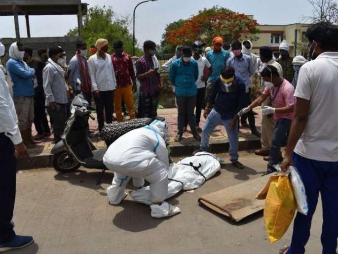 CoronaVirus Live Updates vidisha negligence in carrying bodies of infected dead body fell on road in middle of running | CoronaVirus Live Updates : मोठा हलगर्जीपणा! धावत्या वाहनातून रस्त्यावर पडला कोरोनाग्रस्ताचा मृतदेह अन्... CoronaVirus Live Updates vidisha negligence in carrying bodies of infected dead body fell on road in middle of running | CoronaVirus Live Updates : मोठा हलगर्जीपणा! धावत्या वाहनातून रस्त्यावर पडला कोरोनाग्रस्ताचा मृतदेह अन्...