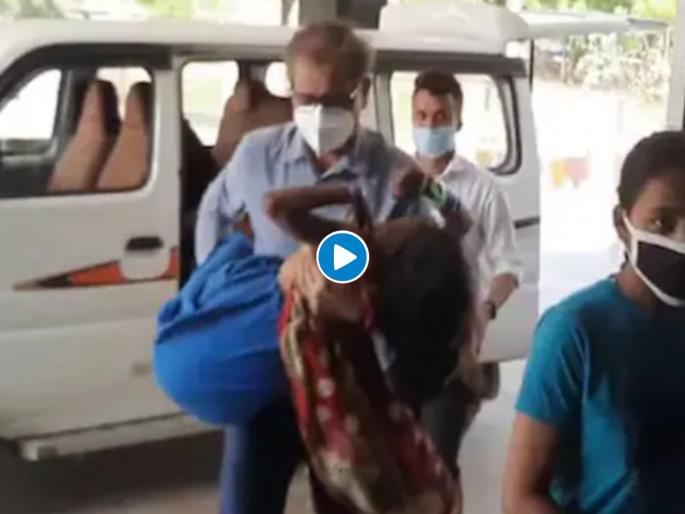 Doctor lifted pregnant woman and brought into emergency ward during shortage of stretcher | Pregnant woman : सलाम! वेदनेनं तडफडत होती गर्भवती; प्राण वाचवण्यासाठी धडपडणाऱ्या डॉक्टरांचा व्हिडीओ व्हायरल Doctor lifted pregnant woman and brought into emergency ward during shortage of stretcher | Pregnant woman : सलाम! वेदनेनं तडफडत होती गर्भवती; प्राण वाचवण्यासाठी धडपडणाऱ्या डॉक्टरांचा व्हिडीओ व्हायरल