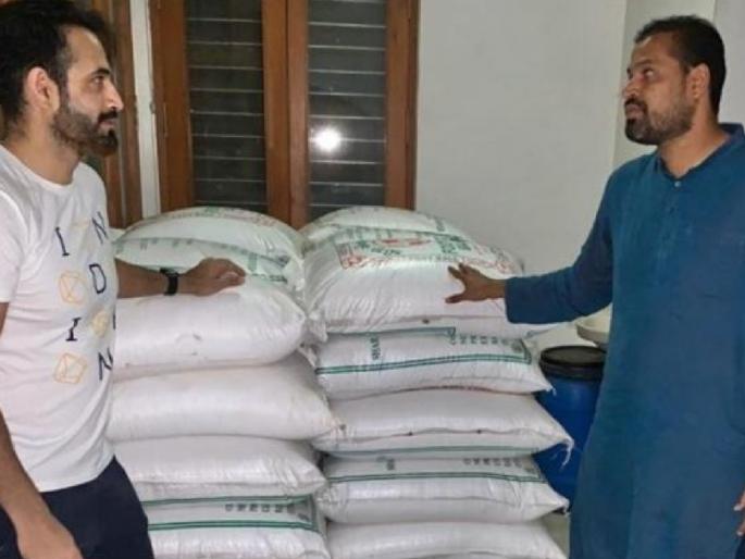 Irfan & Yusuf Pathan provide free food kit for those affected with covid-19 in vadodara, share helpline number | कडक सॅल्युट!; इरफान व युसूफ पठाण कोरोना रुग्णांना पुरवतायत मोफत अन्न; ट्विट केला हेल्पलाईन नंबर