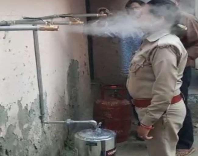 Police is taking ginger cloves and camphors steam to escape the corona, see how make system | पोलिसांनी केला देसी जुगाड! कोरोनापासून बचावासाठी कपूर, आले, लवंगचा वाफारा, पाहा कशी बनवली सिस्टम Police is taking ginger cloves and camphors steam to escape the corona, see how make system | पोलिसांनी केला देसी जुगाड! कोरोनापासून बचावासाठी कपूर, आले, लवंगचा वाफारा, पाहा कशी बनवली सिस्टम