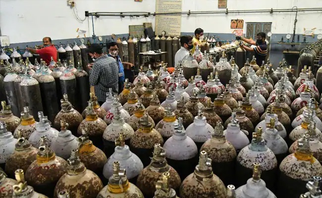 coronavirus: Expensive to fill oxygen in bad cylinder, one killed, one injured in cylinder explosion | coronavirus: खराब सिलेंडरमध्ये ऑक्सिजन भरणे पडले महागात, सिलेंडरचा स्फोट होऊन एकाचा मृत्यू, एक जखमी coronavirus: Expensive to fill oxygen in bad cylinder, one killed, one injured in cylinder explosion | coronavirus: खराब सिलेंडरमध्ये ऑक्सिजन भरणे पडले महागात, सिलेंडरचा स्फोट होऊन एकाचा मृत्यू, एक जखमी