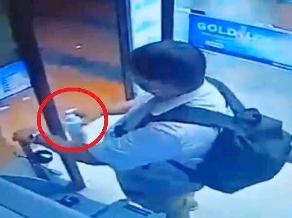coronavirus: A man stole sanitizer from an ATM, IPS officer said, 'hum nhi sudhrenge' after watching the video | coronavirus: एका व्यक्तीने चक्क एटीएममधून चोरलं सॅनिटायझर, व्हिडीओ पाहून आयपीएस अधिकारी म्हणाले...