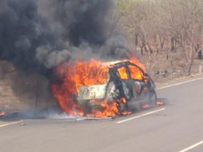 The car caught fire on its way to Kayagaon for burial of father-in-laW's ash | सासऱ्यांच्या अस्थी विसर्जनासाठी कायगावकडे जाताना कारला आग The car caught fire on its way to Kayagaon for burial of father-in-laW's ash | सासऱ्यांच्या अस्थी विसर्जनासाठी कायगावकडे जाताना कारला आग