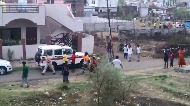 The pelted stones, vandalised vehicle; Criminal attack on police who went for legal action | तुफान दगडफेक, वाहनही फोडले; कारवाईसाठी गेलेल्या पोलिसांवर गुन्हेगारांचा हल्ला