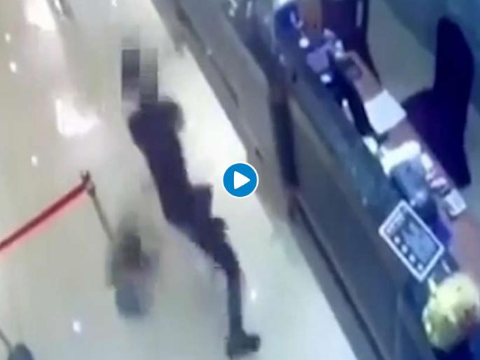 taiwan gang throws 1000 cockroaches in a restaurant over debt dispute | Video - कर्ज घेतलं, पण परतफेड करेना; रेस्टॉरंटमध्ये 1000 झुरळं फेकून 'त्यानं' घेतला भयानक बदला taiwan gang throws 1000 cockroaches in a restaurant over debt dispute | Video - कर्ज घेतलं, पण परतफेड करेना; रेस्टॉरंटमध्ये 1000 झुरळं फेकून 'त्यानं' घेतला भयानक बदला