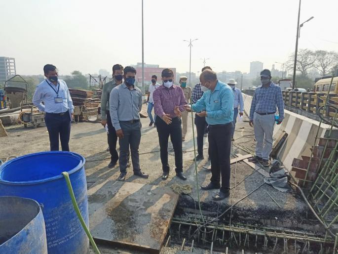 The two lanes of the Kalyan Durgadi creek bridge will be opened in the first week of June, the commissioner said | कल्याण दुर्गाडी खाडी पूलाच्या दोन लेन जूनच्या पहिल्या आठवडय़ात खुल्या होणार, आयुक्तांनी केली पाहणी