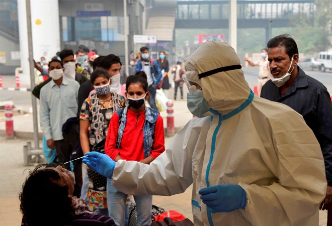 Coronavirus: Dr. Randdeep Guleria Says, "Corona virus will change form further, corona will be harvested at different times across the country." | Coronavirus : "कोरोना विषाणूचे रूप अजून बदलणार, देशभरात वेगवेगळ्या वेळी कोरोनाचा पिक येणार’’ Coronavirus: Dr. Randdeep Guleria Says, "Corona virus will change form further, corona will be harvested at different times across the country." | Coronavirus : "कोरोना विषाणूचे रूप अजून बदलणार, देशभरात वेगवेगळ्या वेळी कोरोनाचा पिक येणार’’