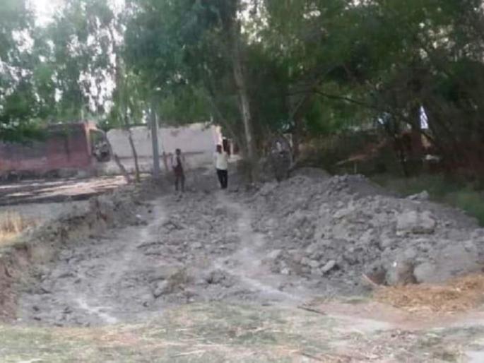UP panchayat election 2021: Election defeat looms large, ex-Pradhan digs entire road in village | UP panchayat election 2021: निवडणुकीतील पराभव जिव्हारी लागला, माजी प्रधानाने गावातला संपूर्ण रस्ताच खोदून टाकला  UP panchayat election 2021: Election defeat looms large, ex-Pradhan digs entire road in village | UP panchayat election 2021: निवडणुकीतील पराभव जिव्हारी लागला, माजी प्रधानाने गावातला संपूर्ण रस्ताच खोदून टाकला
