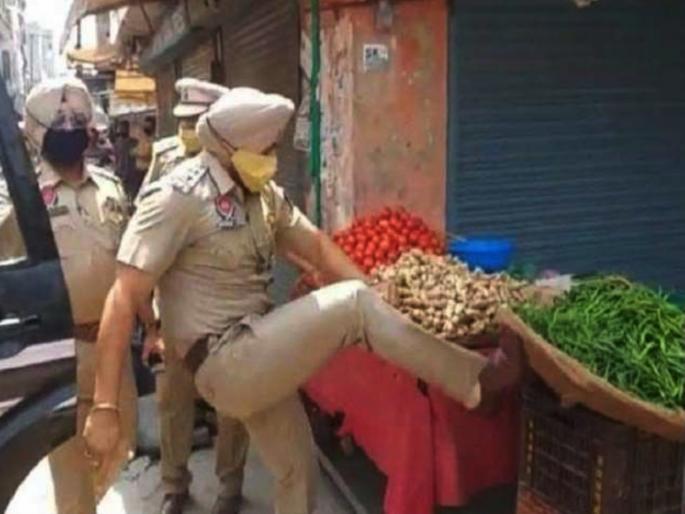 Cruelty of Punjab police during Corona period, SHO kicked the basket of poor vegetable seller, and .... | Video : पंजाब पोलिसांचे क्रौर्य, एसएचओने गरीब भाजी विक्रेत्याच्या टोपलीवर मारली लाथ, आणि.... Cruelty of Punjab police during Corona period, SHO kicked the basket of poor vegetable seller, and .... | Video : पंजाब पोलिसांचे क्रौर्य, एसएचओने गरीब भाजी विक्रेत्याच्या टोपलीवर मारली लाथ, आणि....