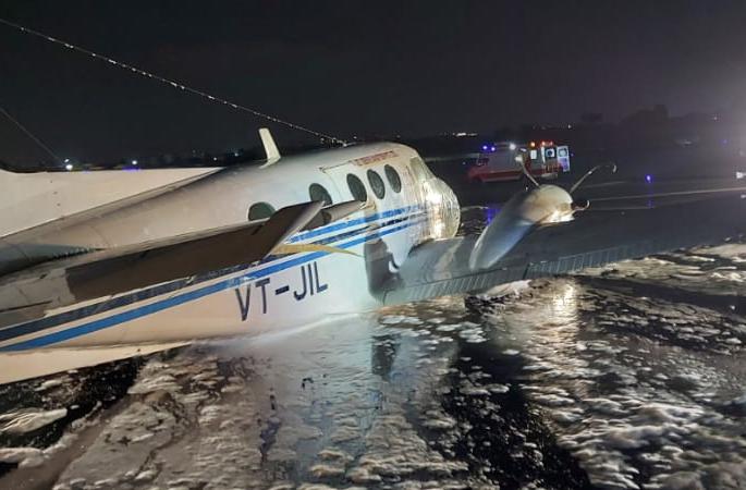 Major accident averted, emergency landing of Nagpur to Hyderabad flight in Mumbai | मोठी दुर्घटना टळली, नागपूर ते हैदराबाद विमानाचे मुंबईत इमर्जन्सी लँडिंग Major accident averted, emergency landing of Nagpur to Hyderabad flight in Mumbai | मोठी दुर्घटना टळली, नागपूर ते हैदराबाद विमानाचे मुंबईत इमर्जन्सी लँडिंग