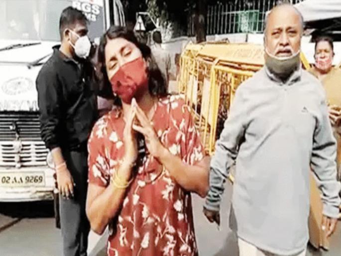 Coronavirus patient die in front of karnataka cm house in bengaluru who did not get bed in hospital | रात्रभर १० रुग्णालयं फिरले, कुठेच मिळाला नाही बेड; मुख्यमंत्र्यांच्या घराबाहेर हातही जोडले, मग.... Coronavirus patient die in front of karnataka cm house in bengaluru who did not get bed in hospital | रात्रभर १० रुग्णालयं फिरले, कुठेच मिळाला नाही बेड; मुख्यमंत्र्यांच्या घराबाहेर हातही जोडले, मग....