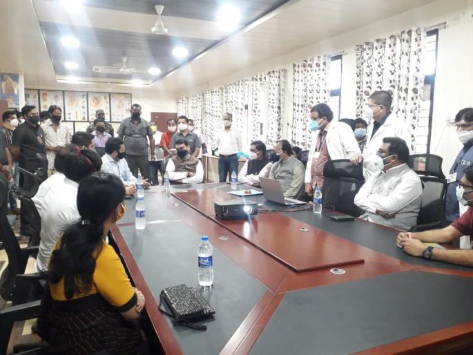 Coronavirus: Devendra Fadnavis reviews corona situation in Gadchiroli, suggests giving priority to vaccination to reduce mortality | Coronavirus : देवेंद्र फडणवीसांनी घेतला गडचिरोलीतील कोरोना परिस्थितीचा आढावा, मृत्युदर कमी करण्यासाठी केली अशी सूचना Coronavirus: Devendra Fadnavis reviews corona situation in Gadchiroli, suggests giving priority to vaccination to reduce mortality | Coronavirus : देवेंद्र फडणवीसांनी घेतला गडचिरोलीतील कोरोना परिस्थितीचा आढावा, मृत्युदर कमी करण्यासाठी केली अशी सूचना