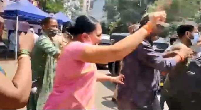 BJP-Shiv Sena face-off at covid Center; There was an argument and fighting among both party workers | Video : श्रेयवाद! अंधेरीत कोविड सेंटरवर भाजपा-शिवसेना आमने सामने; कार्यकर्त्यांत झाली धक्काबुक्की BJP-Shiv Sena face-off at covid Center; There was an argument and fighting among both party workers | Video : श्रेयवाद! अंधेरीत कोविड सेंटरवर भाजपा-शिवसेना आमने सामने; कार्यकर्त्यांत झाली धक्काबुक्की
