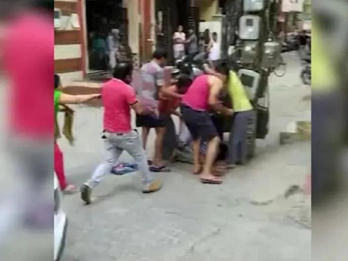 Your dog is Tommy and our dog is dog? Violent fight between two families over dogs | तुमचा तो टॉमी आणि आमचा कुत्रा? कुत्र्यावरून दोन कुटुंबात तुंबळ हाणामारी Your dog is Tommy and our dog is dog? Violent fight between two families over dogs | तुमचा तो टॉमी आणि आमचा कुत्रा? कुत्र्यावरून दोन कुटुंबात तुंबळ हाणामारी