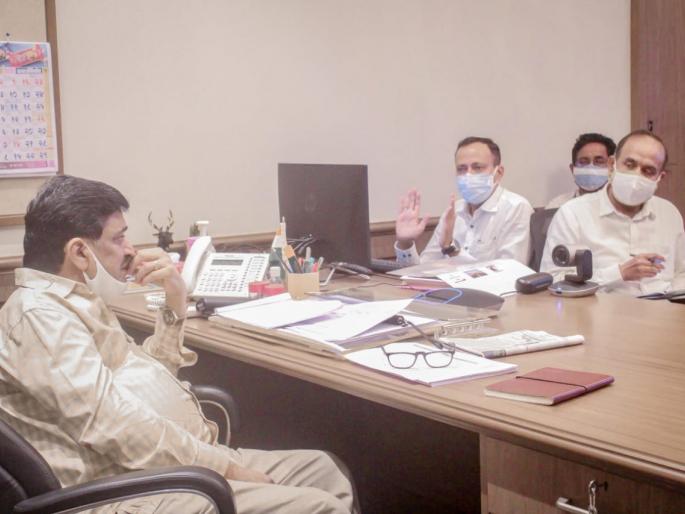 'Complete the work on time, otherwise we will be blacklisted', Ashok Chavan warns contractors | 'कामे वेळेत पू्र्ण करा, अन्यथा काळ्या यादीत टाकू', अशोक चव्हाणांनी कंत्राटदारांना खडसावले 'Complete the work on time, otherwise we will be blacklisted', Ashok Chavan warns contractors | 'कामे वेळेत पू्र्ण करा, अन्यथा काळ्या यादीत टाकू', अशोक चव्हाणांनी कंत्राटदारांना खडसावले