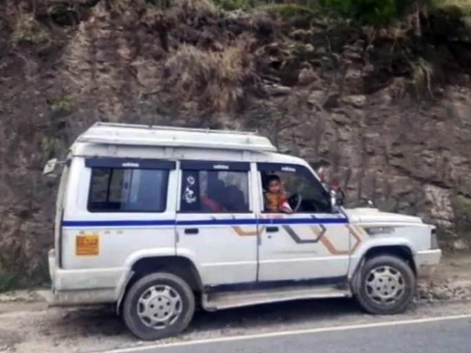 corona positive wife in taxi : Mandi corona virus in owener refused to take them home taxi driver lived with his corona positive wife in taxi | धक्कादायक! कोरोना झालाय म्हणून घरमालकानं घरात जाऊ दिलं नाही, अख्खं कुटुंब २ दिवस राहिलं टॅक्सीत 