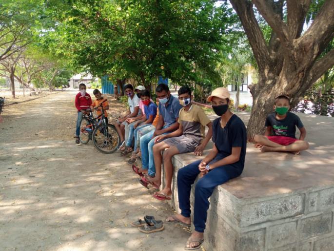 Chinchani, who planted 7,000 trees, stopped Corona at the village gate | मस्तच! दीड वर्षांत एकही कोरोना रुग्ण नाही; ७ हजार झाडं लावणाऱ्या चिंचणीनं 'करून दाखवलं' Chinchani, who planted 7,000 trees, stopped Corona at the village gate | मस्तच! दीड वर्षांत एकही कोरोना रुग्ण नाही; ७ हजार झाडं लावणाऱ्या चिंचणीनं 'करून दाखवलं'