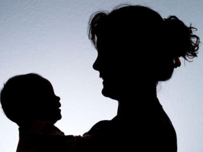 Angered that the father did not pay for the milk, the mother threw the baby on the street | दुधासाठी पित्याने पैसे न दिल्याच्या रागात आईने बाळाला साेडले रस्त्यावर Angered that the father did not pay for the milk, the mother threw the baby on the street | दुधासाठी पित्याने पैसे न दिल्याच्या रागात आईने बाळाला साेडले रस्त्यावर