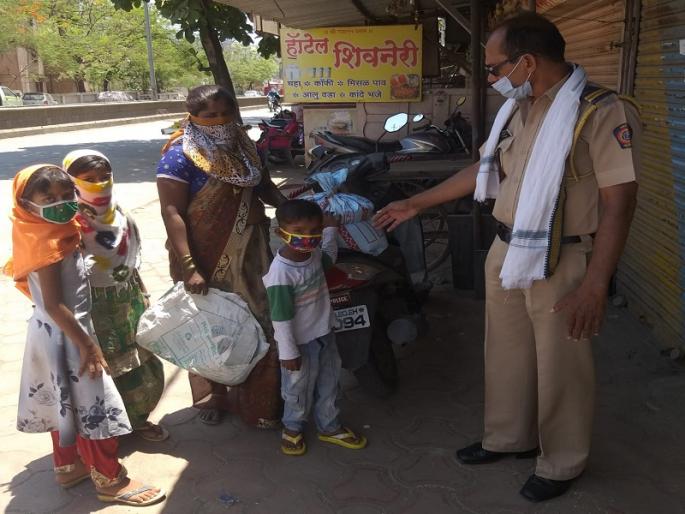 Big-minded ‘Police Mama’; The constable gave 35 kg of grain to 'that' poor family and saved humanity | मोठ्या मनाचे 'मामा'; 'त्या' गरीब कुटुंबाला ३५ किलो धान्य देऊन हवालदाराने जपली माणुसकी Big-minded ‘Police Mama’; The constable gave 35 kg of grain to 'that' poor family and saved humanity | मोठ्या मनाचे 'मामा'; 'त्या' गरीब कुटुंबाला ३५ किलो धान्य देऊन हवालदाराने जपली माणुसकी