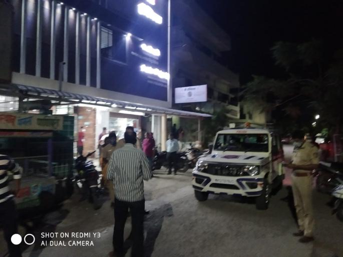 Vandalism of a doctor's vehicle by four youths; Anger at not admitting the patient | डॉक्टरच्या वाहनाची चार युवकांकडून तोडफोड; रुग्णाला दाखल करुन न घेतल्याने संताप Vandalism of a doctor's vehicle by four youths; Anger at not admitting the patient | डॉक्टरच्या वाहनाची चार युवकांकडून तोडफोड; रुग्णाला दाखल करुन न घेतल्याने संताप