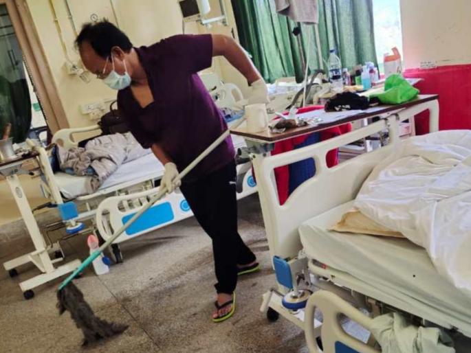 mizoram corona positive minister r lalzirliana mops the floor in covid ward photo viral | नेता असावा तर असा! मिझोरमच्या कोरोनाग्रस्त मंत्र्यांची अनोखी सेवा; रुग्णालयात पुसली लादी  mizoram corona positive minister r lalzirliana mops the floor in covid ward photo viral | नेता असावा तर असा! मिझोरमच्या कोरोनाग्रस्त मंत्र्यांची अनोखी सेवा; रुग्णालयात पुसली लादी