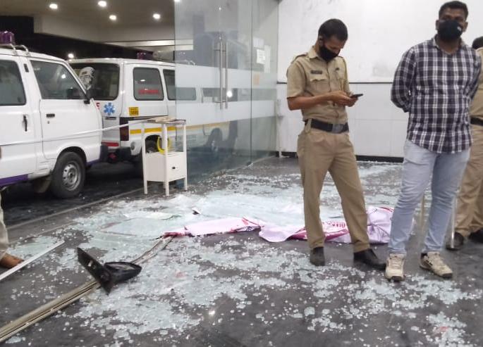 Video : BJP corporator's husband vandalizes Nashik Municipal Corporation's Bitco Hospital | Video : भाजपा नगरसेविकेच्या पतीने नाशिक महापालिकेच्या बिटको रुग्णालयात केली तोडफोड   Video : BJP corporator's husband vandalizes Nashik Municipal Corporation's Bitco Hospital | Video : भाजपा नगरसेविकेच्या पतीने नाशिक महापालिकेच्या बिटको रुग्णालयात केली तोडफोड