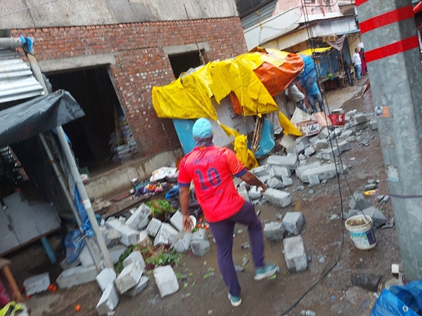 Tauktae Cyclone: first victim; A woman was killed and another seriously injured when the wall of the Ram temple collapsed | Tauktae Cyclone: पहिला बळी; राममंदिराची भिंत कोसळून महिलेचा मृत्यू तर एकजण गंभीर जखमी  