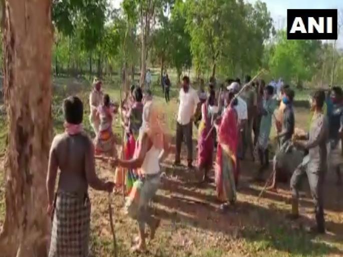 odisha police arrived in sonariposi village to cremate an elderly man who lost his life from corona villagers beat them | CoronaVirus Live Updates : बापरे! कोरोनाग्रस्तावर अंत्यसंस्कार करण्यासाठी आलेल्या पोलिसांना गावकऱ्यांकडून मारहाण odisha police arrived in sonariposi village to cremate an elderly man who lost his life from corona villagers beat them | CoronaVirus Live Updates : बापरे! कोरोनाग्रस्तावर अंत्यसंस्कार करण्यासाठी आलेल्या पोलिसांना गावकऱ्यांकडून मारहाण