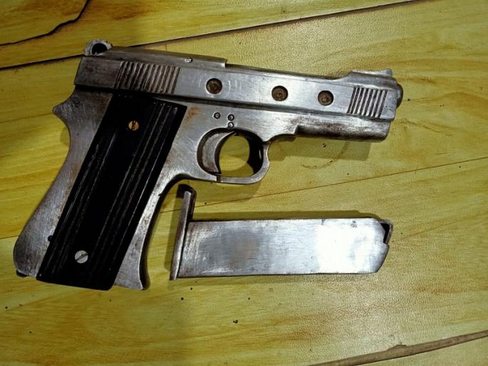 Youth arrested in Parli with pistol | परळीत गावठी पिस्टलसह युवक ताब्यात